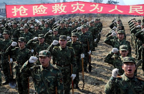 2月12日,在貴州省都勻市,成都軍區(qū)某部戰(zhàn)士在“成都軍區(qū)援黔部隊(duì)災(zāi)后電網(wǎng)修復(fù)宣誓大會(huì)”上宣誓。連日來,成都軍區(qū)響應(yīng)中央和軍委號(hào)召,派出5000名子弟兵、1000輛卡車增援遭受雪凝災(zāi)害嚴(yán)重的貴州省,以確保在6月份全部恢復(fù)貴州電網(wǎng)和西電東送線路正常運(yùn)行。新華社記者 楊俊江 攝