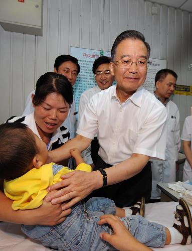 9月21日,中共中央政治局常委、國(guó)務(wù)院總理溫家寶來到北京市醫(yī)院、社區(qū)和商場(chǎng),看望在“三鹿奶粉”事件中患病的兒童,了解救治情況和奶制品市場(chǎng)。這是溫家寶在北京兒童醫(yī)院看望患病兒童。新華社記者 饒愛民 攝
