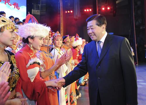 1月5日,甘肅省甘南藏族自治州在北京全國政協(xié)禮堂舉行感恩匯報演出。中共中央政治局常委、全國政協(xié)主席賈慶林出席并觀看演出。這是演出結(jié)束后,賈慶林與演職人員親切握手。 新華社記者王曄攝