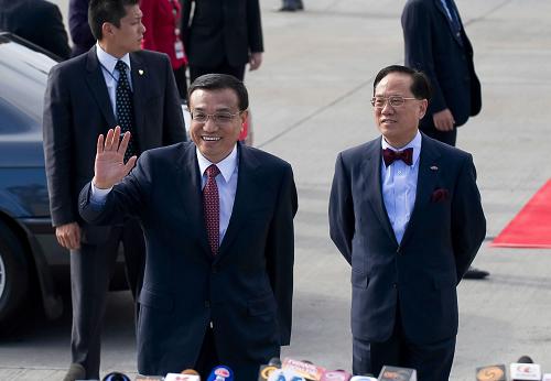8月18日,國(guó)務(wù)院副總理李克強(qiáng)結(jié)束為期3天的訪港行程離港返京。這是李克強(qiáng)在香港國(guó)際機(jī)場(chǎng)向媒體記者揮手致意。新華社記者 陳鐸 攝