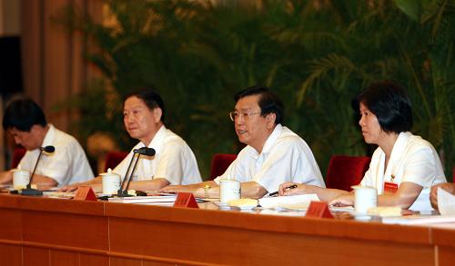 張德江出席全國國有企業(yè)黨建工作會議并講話 8月17日,全國國有企業(yè)黨的建設工作會議在北京召開。中共中央政治局委員、國務院副總理張德江出席會議并講話。 新華社記者鞠鵬攝
