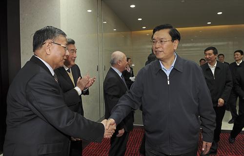 張德江在中央企業(yè)調(diào)研 4月12日,中共中央政治局委員、國務(wù)院副總理張德江在中國五礦集團(tuán)、中國船舶工業(yè)集團(tuán)和國家核電技術(shù)公司等中央企業(yè)調(diào)研。 這是張德江在國家核電技術(shù)公司同專家親切握手。 新華社記者 饒愛民 攝