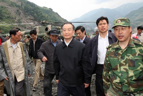 月14日下午,中共中央政治局常委、國務院總理溫家寶乘軍用直升機抵達汶川映秀鎮(zhèn)察看災情。 新華社記者 姚大偉 攝