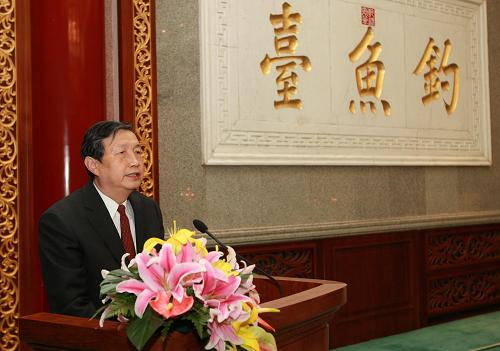 1月19日,國(guó)務(wù)院參事、中央文史研究館館員2009年迎春招待會(huì)在北京舉行,全國(guó)人大常委會(huì)副委員長(zhǎng)周鐵農(nóng),國(guó)務(wù)委員兼國(guó)務(wù)院秘書長(zhǎng)馬凱,全國(guó)政協(xié)副主席、中央統(tǒng)戰(zhàn)部部長(zhǎng)杜青林、全國(guó)政協(xié)副主席白立忱出席招待會(huì),與參事、館員歡聚一堂,喜迎新春。這是馬凱在招待會(huì)上致辭。 新華社記者 龐興雷 攝