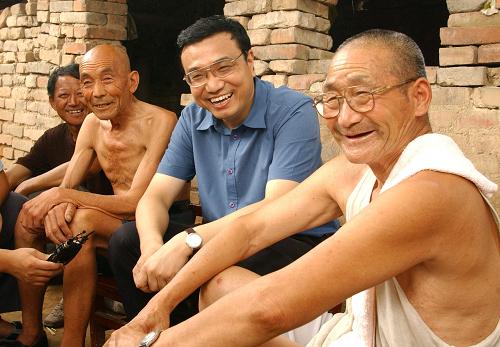 2003年8月8日,時(shí)任省委書記的李克強(qiáng)在河南新鄉(xiāng)調(diào)研。圖為他在原陽縣橋北鄉(xiāng)馬莊村與村民親切交談。新華社發(fā)(郭宇攝)