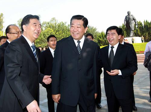 賈慶林在廣東深圳調(diào)研 4月13日至14日,中共中央政治局常委、全國政協(xié)主席賈慶林在廣東深圳調(diào)研。 這是4月14日,賈慶林在蓮花山向改革開放的總設(shè)計師鄧小平同志塑像敬獻花籃后,與廣東省、深圳市領(lǐng)導(dǎo)暢談改革給深圳帶來的變化。 新華社記者 劉衛(wèi)兵 攝