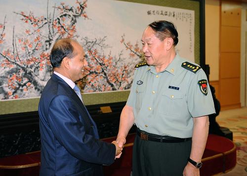 8月11日,國(guó)務(wù)委員兼國(guó)防部長(zhǎng)梁光烈在北京八一大樓會(huì)見(jiàn)孟加拉國(guó)陸軍參謀長(zhǎng)穆因。新華社記者 李濤 攝