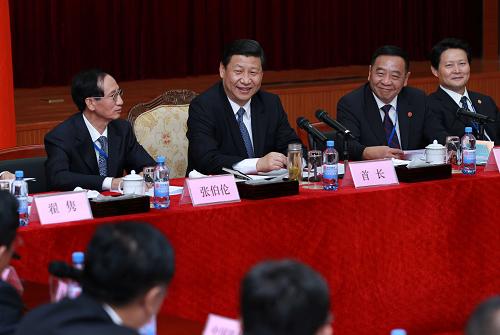 習(xí)近平與駐安哥拉中資企業(yè)代表座談并發(fā)表講話 當(dāng)?shù)貢r(shí)間11月20日,正在安哥拉訪問(wèn)的國(guó)家副主席習(xí)近平在首都羅安達(dá)與駐安哥拉中資企業(yè)代表座談。 新華社記者 龐興雷 攝