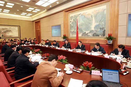 2月5日,中共中央政治局委員、國務(wù)院副總理回良玉主持召開國務(wù)院專題會議,貫徹落實中央領(lǐng)導同志批示精神,全面分析當前的旱情、苗情和農(nóng)業(yè)生產(chǎn)形勢,對農(nóng)業(yè)抗旱保苗及森林草原防火等工作作出進一步安排部署。新華社記者 龐興雷 攝