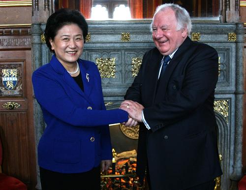 11月18日,在英國首都倫敦議會大廈,正在英國訪問的中國國務(wù)委員劉延?xùn)|(左)會見英國議會下院議長馬丁。新華社記者謝秀棟攝