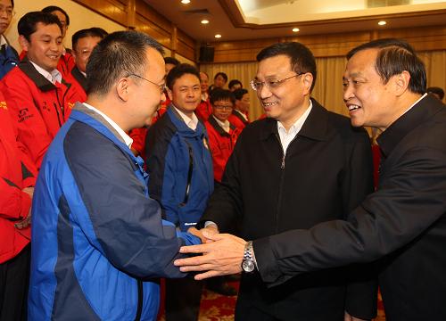 2月11日,新春佳節(jié)來臨之際,中共中央政治局常委、國務院副總理李克強來到國家海洋局,通過視頻向遠在南極、北極和大洋上執(zhí)行任務的中國科考隊員致以親切問候,并會見了部分科考隊員。 新華社記者 劉衛(wèi)兵 攝