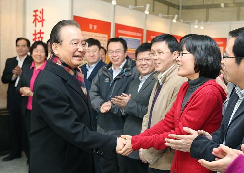 2月21日,國務院總理溫家寶在科技部調研。這是溫家寶與科技部的工作人員親切握手。新華社記者 姚大偉 攝
