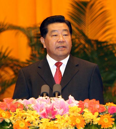 9月28日,全國政協(xié)辦公廳、中共中央統(tǒng)戰(zhàn)部、國務(wù)院僑辦、國務(wù)院港澳辦和國務(wù)院臺辦在北京人民大會堂宴會廳聯(lián)合舉行國慶招待會。中共中央政治局常委、全國政協(xié)主席賈慶林,中共中央政治局常委、國家副主席習(xí)近平,中共中央政治局常委、國務(wù)院副總理李克強同3500余名海外僑胞、港澳同胞、臺灣同胞和華人朋友歡聚一堂,共同慶祝中華人民共和國成立59周年。這是賈慶林在招待會上致祝酒辭。新華社記者 姚大偉 攝