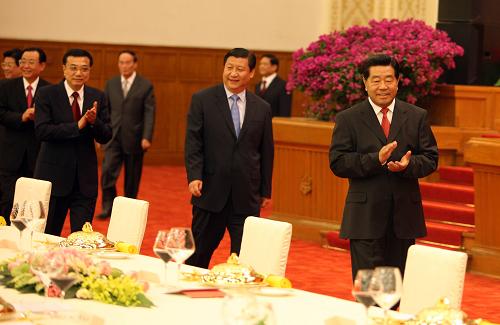 9月28日,全國政協(xié)辦公廳、中共中央統(tǒng)戰(zhàn)部、國務(wù)院僑辦、國務(wù)院港澳辦和國務(wù)院臺辦在北京人民大會堂宴會廳聯(lián)合舉行國慶招待會。中共中央政治局常委、全國政協(xié)主席賈慶林,中共中央政治局常委、國家副主席習(xí)近平,中共中央政治局常委、國務(wù)院副總理李克強同3500余名海外僑胞、港澳同胞、臺灣同胞和華人朋友歡聚一堂,共同慶祝中華人民共和國成立59周年。新華社記者 姚大偉 攝