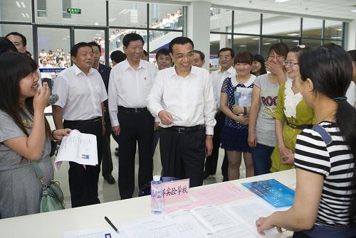 6月7日至8日,中共中央政治局常委、國(guó)務(wù)院總理李克強(qiáng)到河北邯鄲、邢臺(tái)、石家莊考察。這是6月8日,李克強(qiáng)來(lái)到河北師范大學(xué)了解大學(xué)生就業(yè)情況。新華社記者 黃敬文 攝