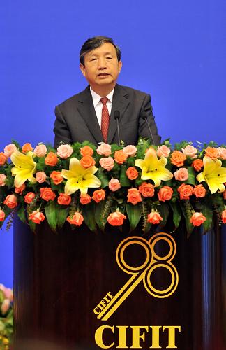9月8日,中國(guó)國(guó)務(wù)委員兼國(guó)務(wù)院秘書長(zhǎng)馬凱在廈門舉行的第十三屆中國(guó)國(guó)際投資貿(mào)易洽談會(huì)上表示,30年來(lái),中國(guó)累計(jì)批準(zhǔn)設(shè)立外商投資企業(yè)近66萬(wàn)家,實(shí)際使用外資金額累計(jì)8990億美元。新華社記者 姜克紅攝