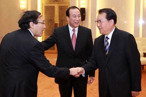 李長春會見亞洲新聞聯(lián)盟代表團(tuán) 4月8日,中共中央政治局常委李長春在北京人民大會堂會見亞洲新聞聯(lián)盟成員媒體負(fù)責(zé)人。這是李長春與亞洲新聞聯(lián)盟秘書長帕納握手。 新華社記者 龐興雷 攝