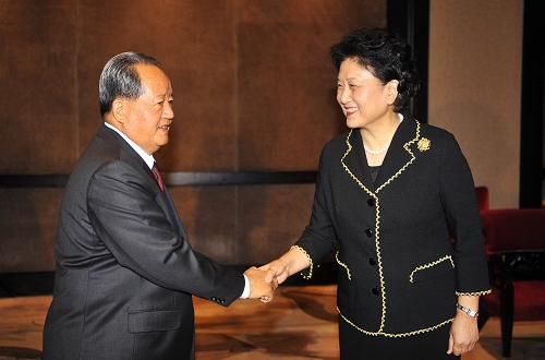 8月23日,中共中央政治局委員、國(guó)務(wù)委員劉延?xùn)|在廣東省深圳市會(huì)見出席第26屆世界大學(xué)生運(yùn)動(dòng)會(huì)閉幕式的老撾副總理阿桑。 新華社記者 王昊飛 攝