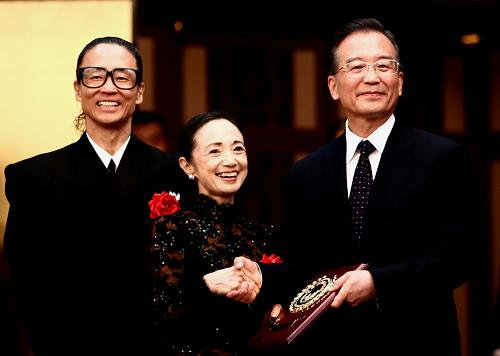 5月30日晚,中國國務院總理溫家寶在東京會見日本民間友好團體和友好人士代表并頒獎。這是溫家寶總理向松山芭蕾舞團代表頒獎。 新華社記者 姚大偉 攝