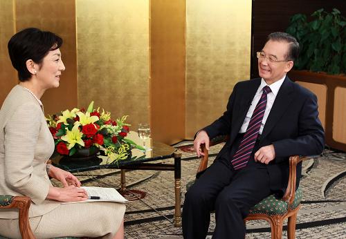 6月1日,中國(guó)國(guó)務(wù)院總理溫家寶在東京接受日本NHK電視臺(tái)專訪。新華社記者 龐興雷 攝