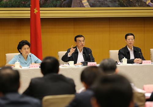 5月13日,國務(wù)院召開全國電視電話會(huì)議,動(dòng)員部署國務(wù)院機(jī)構(gòu)職能轉(zhuǎn)變工作。中共中央政治局常委、國務(wù)院總理李克強(qiáng)發(fā)表講話。新華社記者 劉衛(wèi)兵 攝
