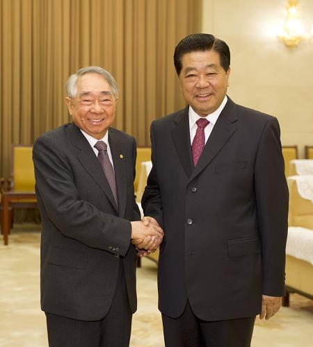 7月31日,中共中央政治局常委、全國(guó)政協(xié)主席賈慶林在北京會(huì)見(jiàn)臺(tái)灣長(zhǎng)榮集團(tuán)總裁張榮發(fā)。新華社記者黃敬文 攝