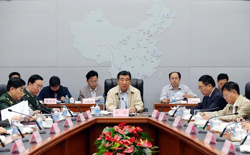 5月3日,中共中央政治局委員、國(guó)務(wù)院副總理、國(guó)家防汛抗旱總指揮部總指揮回良玉在國(guó)家防總指揮中心主持召開(kāi)國(guó)家防總?cè)w會(huì)議。新華社記者 姚大偉 攝