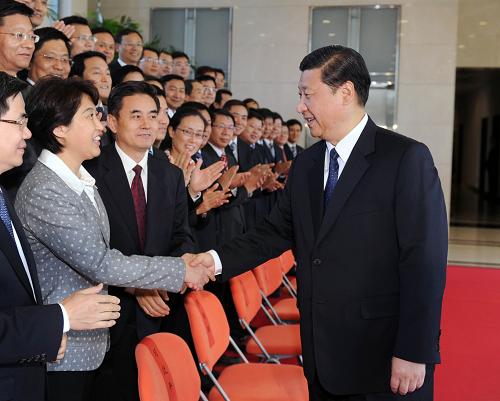 10月11日,中共中央組織部舉辦的中央和國家機關(guān)到省區(qū)市交流任職干部培訓班在北京開班。中共中央政治局常委、中央書記處書記、國家副主席習近平與培訓班學員座談。這是培訓班開始前,習近平接見出席座談會的全部學員。 新華社記者李濤攝