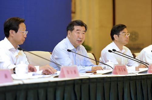 5月9日,國務(wù)院在湖南省長(zhǎng)沙市召開全國現(xiàn)代農(nóng)作物種業(yè)工作會(huì)議,全面部署加快推進(jìn)現(xiàn)代農(nóng)作物種業(yè)發(fā)展各項(xiàng)工作。中共中央政治局委員、國務(wù)院副總理回良玉出席會(huì)議并講話。新華社記者謝環(huán)馳攝