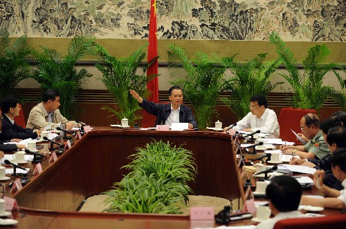 溫家寶主持召開(kāi)國(guó)務(wù)院抗震救災(zāi)總指揮部第16次會(huì)議 6月3日,中共中央政治局常委、國(guó)務(wù)院總理、國(guó)務(wù)院抗震救災(zāi)總指揮部總指揮溫家寶在北京主持召開(kāi)總指揮部第16次會(huì)議,部署災(zāi)區(qū)恢復(fù)生產(chǎn)工作,討論《國(guó)家汶川地震災(zāi)后重建規(guī)劃工作方案》。 新華社記者 饒愛(ài)民 攝