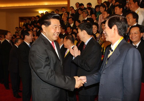9月26日,中共中央政治局常委、全國政協(xié)主席賈慶林在北京人民大會(huì)堂會(huì)見出席中華海外聯(lián)誼會(huì)三屆一次理事大會(huì)的全體理事。新華社記者 劉衛(wèi)兵 攝