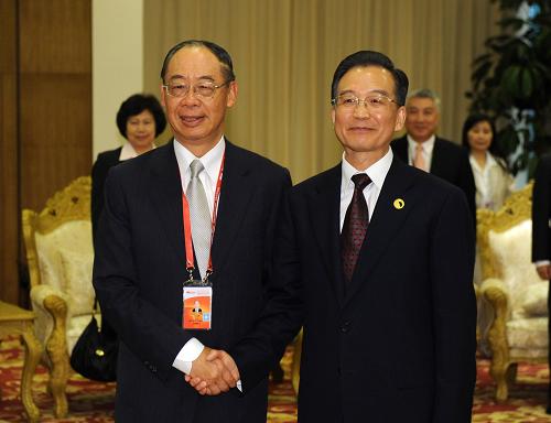 4月18日,國務院總理溫家寶在海南博鰲會見前來出席博鰲亞洲論壇2009年年會的臺灣兩岸共同市場基金會最高顧問錢復。新華社記者 黃敬文 攝