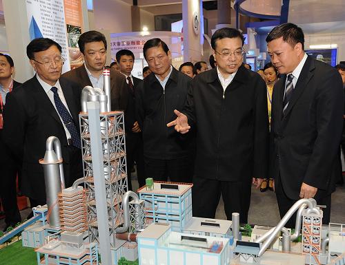 10月20日,中共中央政治局常委、國(guó)務(wù)院副總理李克強(qiáng)來到北京展覽館,參觀正在這里舉辦的2008中國(guó)北京國(guó)際節(jié)能環(huán)保展覽會(huì)。新華社記者 高潔 攝