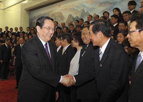 5月21日,中共中央政治局常委、全國(guó)政協(xié)主席俞正聲在北京人民大會(huì)堂會(huì)見(jiàn)參加全國(guó)臺(tái)灣同胞投資企業(yè)聯(lián)誼會(huì)第三屆會(huì)員代表大會(huì)的臺(tái)商代表,并發(fā)表講話。新華社記者 饒愛(ài)民 攝