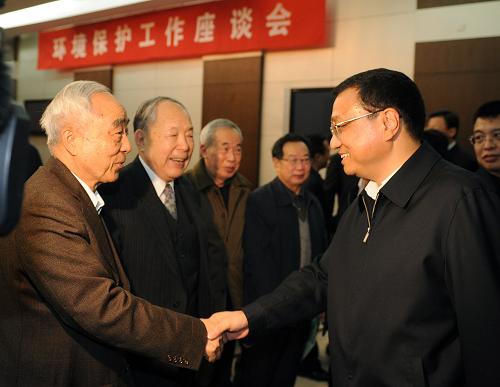 12月8日下午,中共中央政治局常委、國(guó)務(wù)院副總理李克強(qiáng)考察中國(guó)環(huán)境科學(xué)研究院和中國(guó)環(huán)境監(jiān)測(cè)總站,并主持召開環(huán)境保護(hù)工作座談會(huì)。這是李克強(qiáng)在出席環(huán)境保護(hù)工作座談會(huì)時(shí)與老科學(xué)家、老院士親切握手。 新華社記者 劉建生 攝