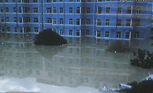 甘肅舟曲強(qiáng)降雨65人死亡 下游兩鄉(xiāng)鎮(zhèn)疏散19000余人8月8日,甘肅舟曲縣城區(qū)已成澤國(電視截圖)。來自甘肅省防汛抗旱指揮部的消息,截至8日6時,甘肅舟曲縣城區(qū)強(qiáng)降雨至少已造成65人死亡。為防止造成進(jìn)一步的災(zāi)害,下游隴南市的宕昌縣已經(jīng)組織19000多名群眾緊急轉(zhuǎn)移。新華社發(fā)