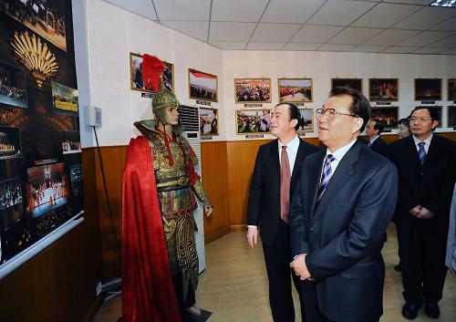 這是李長春在參觀中央歌劇院藝術(shù)發(fā)展歷史圖片展。 新華社記者李濤攝