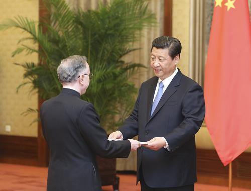 4月22日,國家主席習(xí)近平在北京人民大會堂接受巴基斯坦新任駐華大使哈立德、馬拉維新任駐華大使馬卡瓦、黎巴嫩新任駐華大使阿布德、蘇丹新任駐華大使奧馬爾、贊比亞新任駐華大使豐達(dá)豐達(dá)、利比亞新任駐華大使布沙里、菲律賓新任駐華大使巴西里奧、西班牙新任駐華大使瓦倫西亞、葡萄牙新任駐華大使佩雷拉遞交的國書。這是習(xí)近平接受巴基斯坦新任駐華大使哈立德遞交的國書。新華社記者 丁林 攝