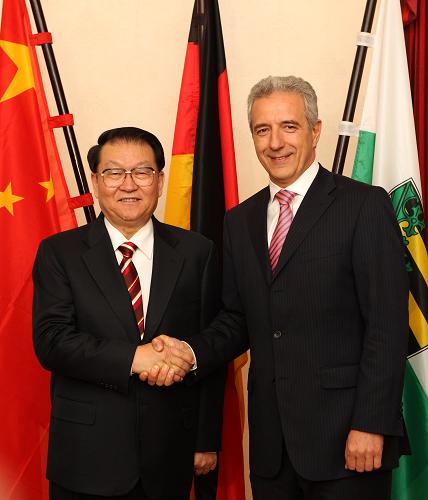 4月12日晚,中共中央政治局常委李長春在德國德累斯頓會見薩克森州州長提里希。新華社記者 馬占成 攝