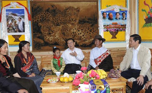 這是6月28日,李長春來到松潘縣川主寺鎮(zhèn)牧場村牧民亞戈家,考察牧民定居工程。 新華社記者 江宏景 攝