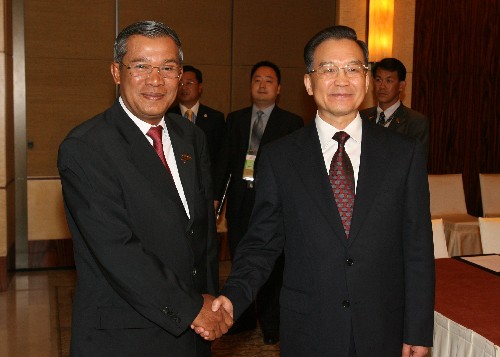 11月19日,中國國務院總理溫家寶在新加坡會見柬埔寨首相洪森。