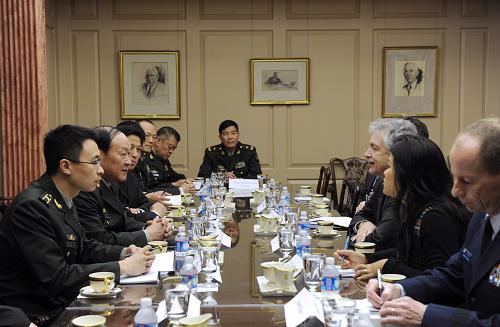 5月7日,正在美國進行正式訪問的國務(wù)委員兼國防部長梁光烈(左二)在華盛頓美國務(wù)院會見了代理國務(wù)卿威廉·伯恩斯(右三)。新華社記者 張軍 攝