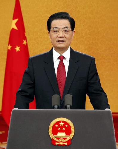新年前夕,國家主席胡錦濤通過中國國際廣播電臺(tái)、中央人民廣播電臺(tái)、中央電視臺(tái),發(fā)表題為《攜手促進(jìn)世界和平與共同發(fā)展》的新年賀詞。 新華社記者 鞠鵬 攝