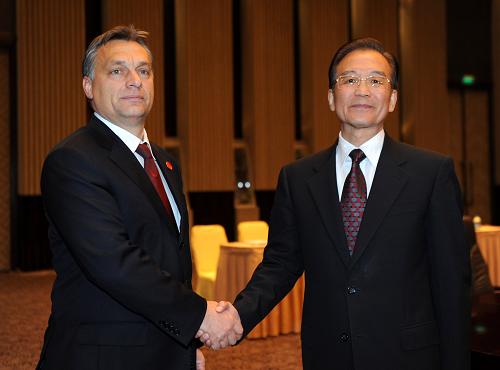 10月31日,中共中央政治局常委、國務院總理溫家寶在上海會見來華出席上海世博會高峰論壇和世博會閉幕式的匈牙利總理歐爾班。新華社記者 張鐸 攝