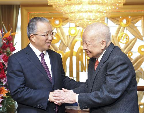 3月20日,在胡錦濤主席即將訪問柬埔寨前夕,國務(wù)委員戴秉國在北京代表胡錦濤主席看望柬埔寨太皇西哈努克和夫人,向他們轉(zhuǎn)達(dá)胡錦濤主席和夫人的親切問候和良好祝愿,并同他們進(jìn)行親切友好的交談。新華社記者 王曄 攝