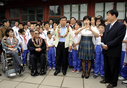 5月15日,在“全國(guó)助殘日”來(lái)臨之際,中共中央政治局委員、國(guó)務(wù)院副總理、國(guó)務(wù)院殘疾人工作委員會(huì)主任回良玉,來(lái)到北京市第二聾人學(xué)校,看望慰問(wèn)師生員工,考察特殊教育工作,向全國(guó)廣大殘疾人、殘疾人親屬和殘疾人工作者致以節(jié)日的問(wèn)候和良好的祝愿。新華社記者 張鐸 攝