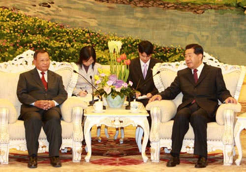 12月10日,中共中央政治局常委、全國(guó)政協(xié)主席賈慶林在北京人民大會(huì)堂會(huì)見(jiàn)以中央常委、中央日常工作小組組長(zhǎng)、國(guó)會(huì)第二副主席賽沖為團(tuán)長(zhǎng)的柬埔寨人民黨代表團(tuán)。新華社記者 龐興雷 攝