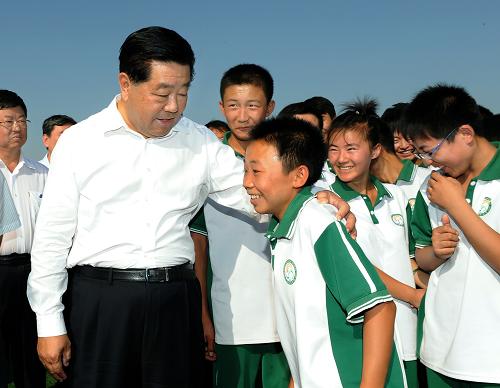 8月29日至30日,中共中央政治局常委、全國政協(xié)主席賈慶林在內(nèi)蒙古鄂爾多斯調(diào)研。這是8月29日,賈慶林在億利東方學(xué)校親切看望正在上體育課的孩子們。 新華社記者劉建生攝