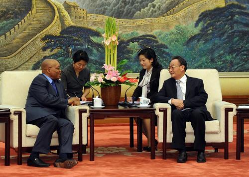 8月25日,全國人大常委會委員長吳邦國在北京人民大會堂會見南非總統(tǒng)祖馬。 新華社記者 李濤 攝