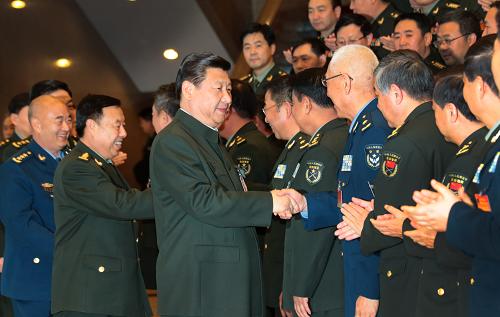 11月18日,中共中央總書記、國家主席、中央軍委主席習(xí)近平在北京接見出席全軍軍事斗爭后勤準(zhǔn)備工作會(huì)議的代表。這是習(xí)近平等與代表們親切握手、致以誠摯問候。(新華社記者 李剛 攝)